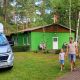 Eine Familie läuft durchs IDA Arendsee, im Vordergrund steht ein Camper, im Hintergrund steht eine Grillhütte.
