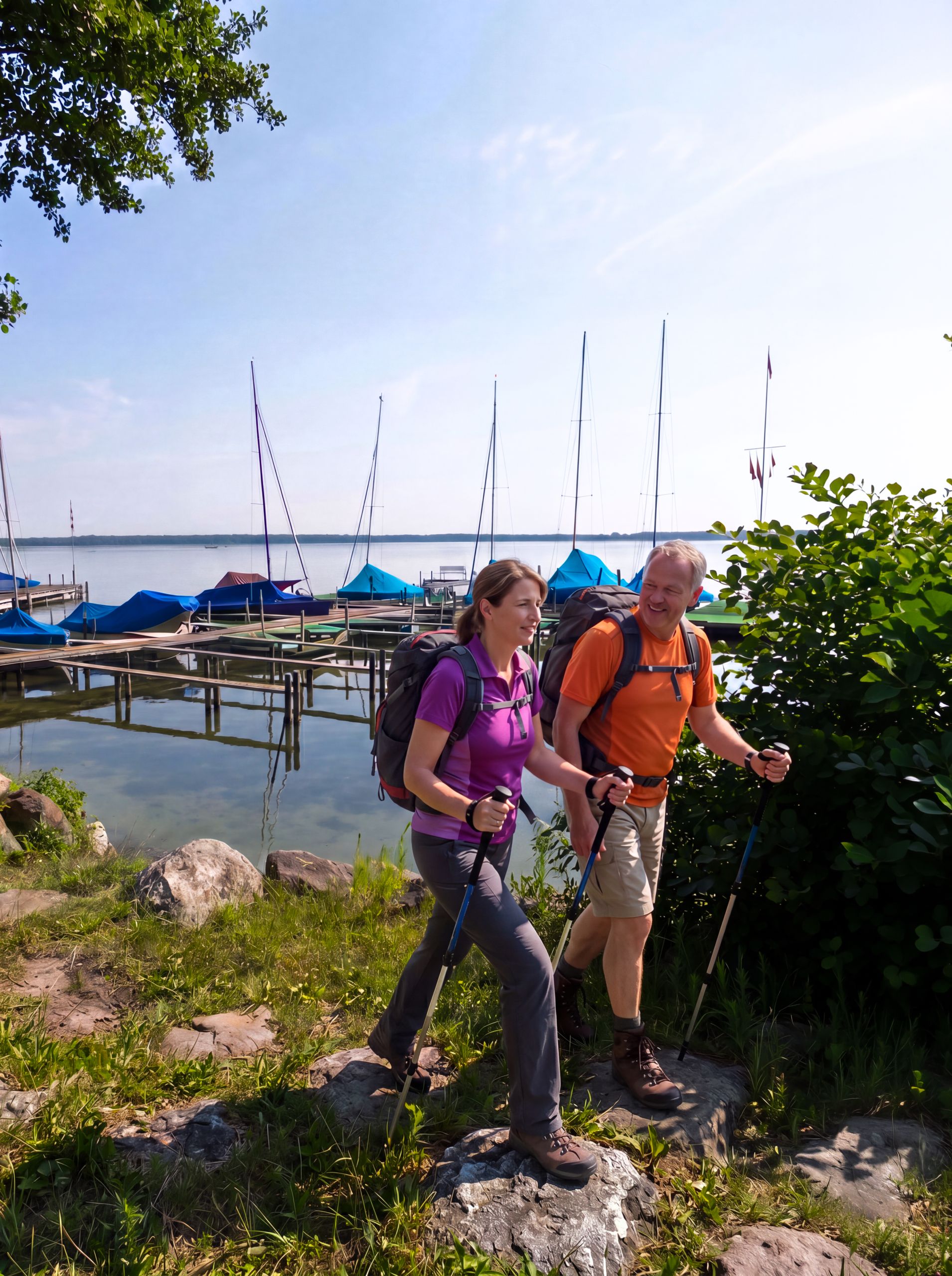 Mann und Frau wandern am Arendsee entlang